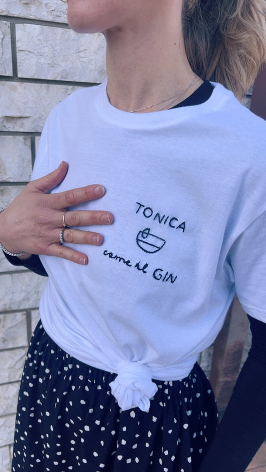 T-shirt ricamata a mano