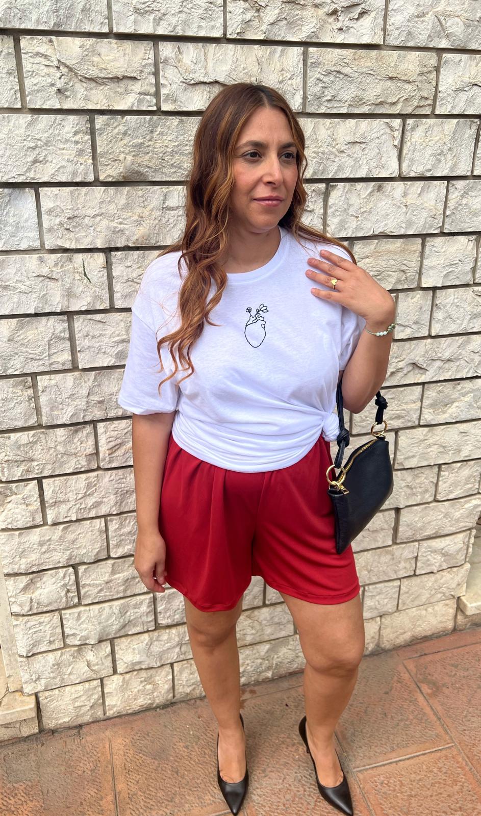 T-shirt ricamata a mano